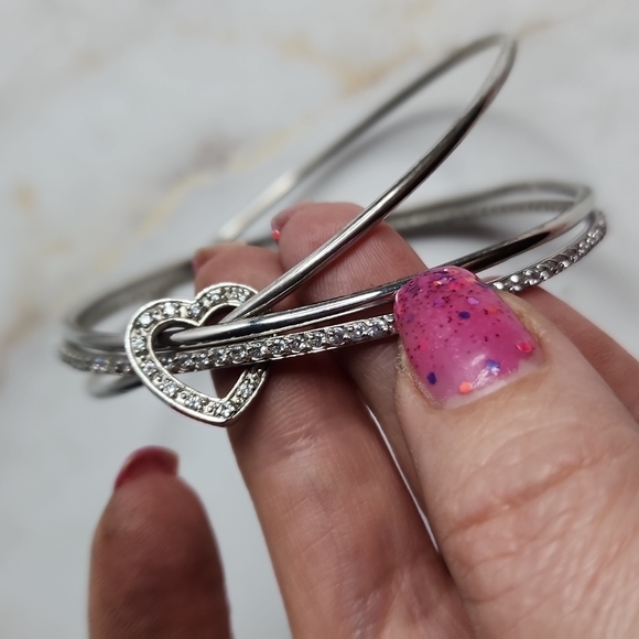 3 sterling silver bangles connected with by a  heart - Picture 7 of 7